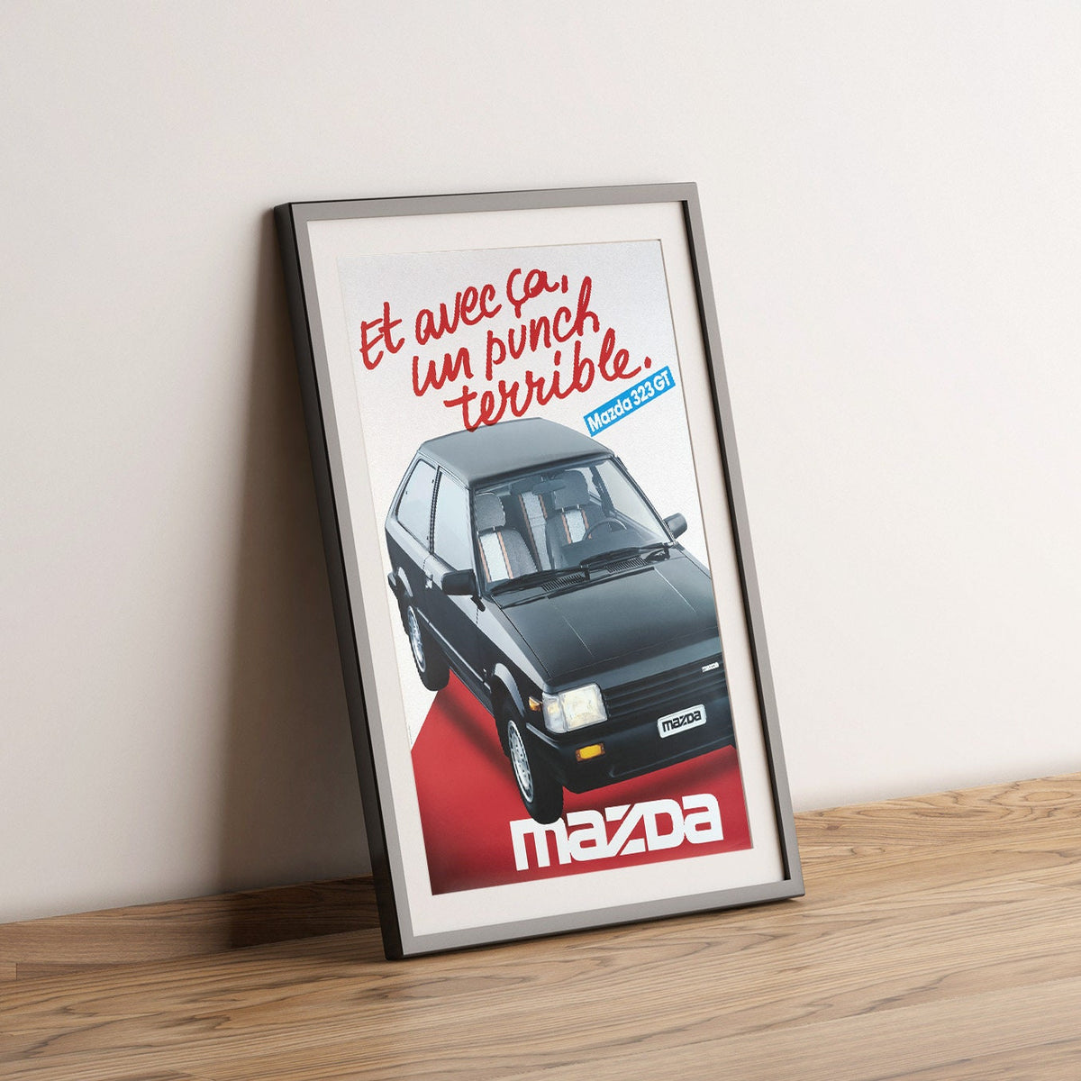 Hochauflösender Druck - A4, A3...20x30 Zoll... Mazda 323GT, Et avec ça, Un punch terrible, 1985 - Auto-Werbeplakat