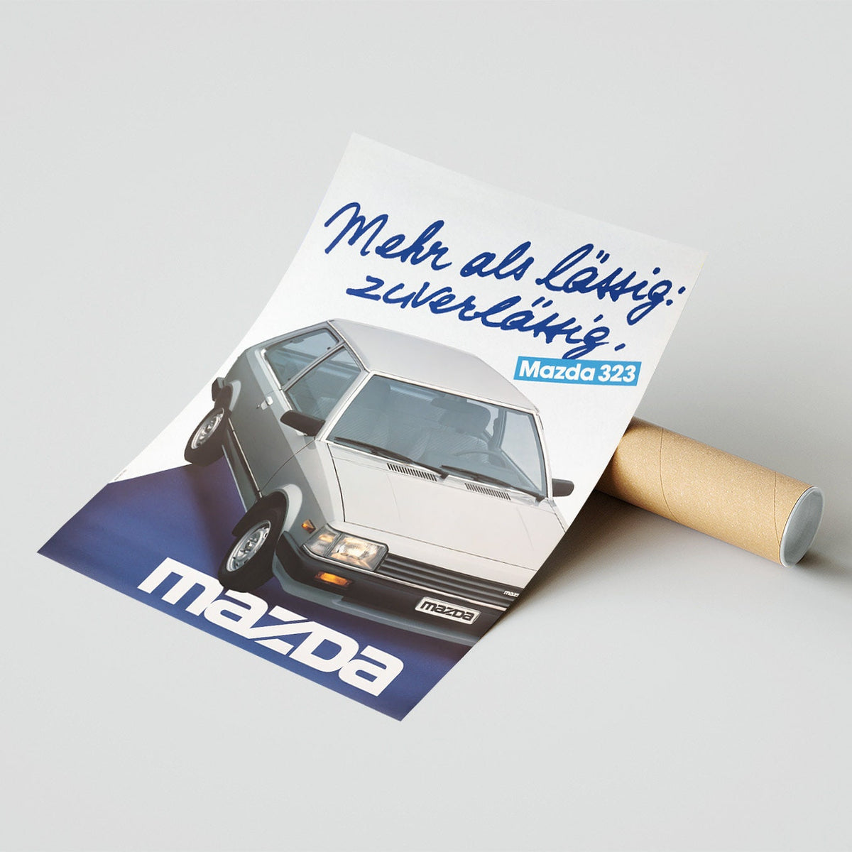 Hochauflösender Druck - A4, A3...20x30 Zoll... Mazda 323, Mehr als lässig zuverlässig, 1985 - Auto-Werbeplakat
