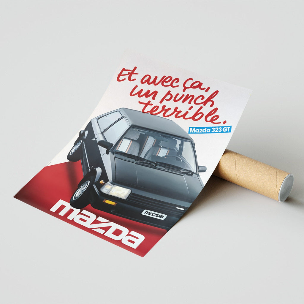 Hochauflösender Druck - A4, A3...20x30 Zoll... Mazda 323GT, Et avec ça, Un punch terrible, 1985 - Auto-Werbeplakat