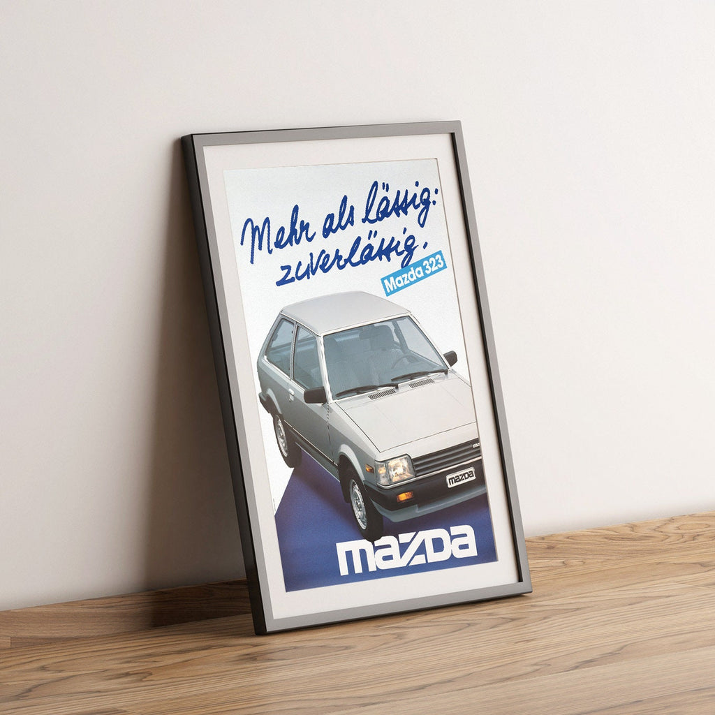 Hochauflösender Druck - A4, A3...20x30 Zoll... Mazda 323, Mehr als lässig zuverlässig, 1985 - Auto-Werbeplakat