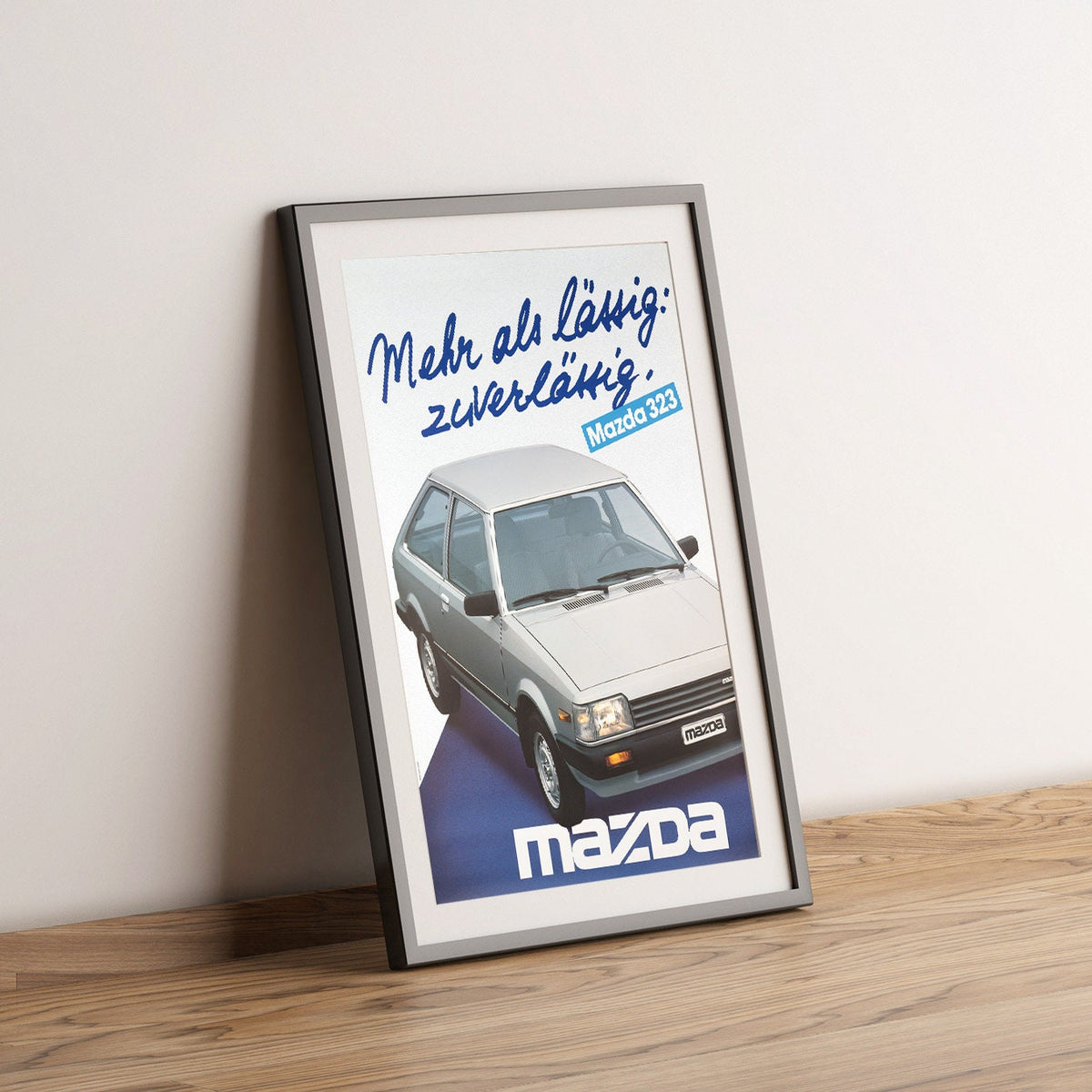 Hochauflösender Druck - A4, A3...20x30 Zoll... Mazda 323, Mehr als lässig zuverlässig, 1985 - Auto-Werbeplakat
